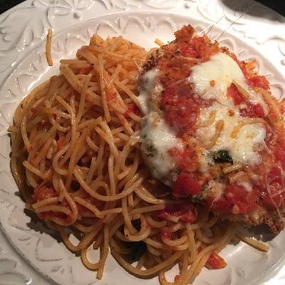 Milanesa de pollo parmesano sobre pasta pomodoro Receta de Pablo Rishmawi -  Cookpad