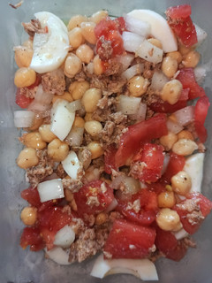 Una foto de Ensalada de garbanzos 🍴