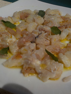 Una foto de Carpaccio de merluza y gambas rojas