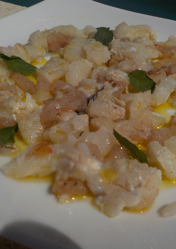 Una foto de Carpaccio de merluza y gambas rojas