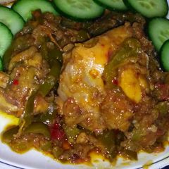 A picture of Chicken qorma with capsicum.
