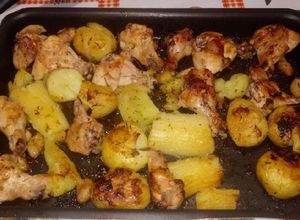 Foto de Frango assado com limão, tomilho e batatas "alhadas"