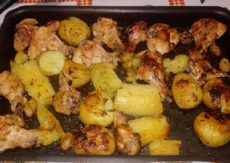 Frango assado com limão, tomilho e batatas "alhadas" - Tudogosreceitas