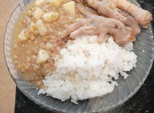 Una foto de Lentejas con patas de pollo