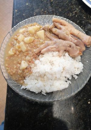 Una foto de Lentejas con patas de pollo