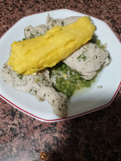 Una foto de Pechugas de Pollo al vino blanco con guisantes