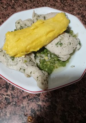 Foto principal de Pechugas de Pollo al vino blanco con guisantes