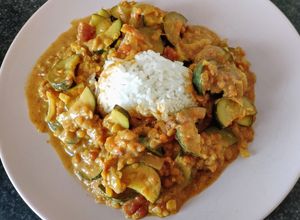 Une photo de Curry de courgettes et lentilles corail (vegan)
