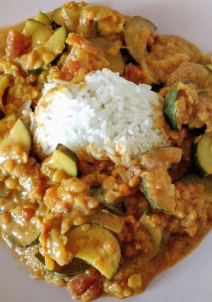 Une photo de Curry de courgettes et lentilles corail (vegan)