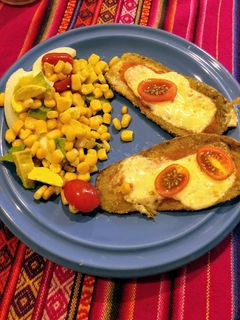 Una foto de Milanesas de berenjena y ensalada mixta
