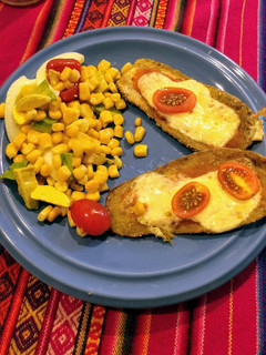 Una foto de Milanesas de berenjena y ensalada mixta