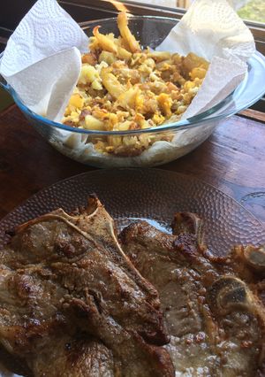 Una foto de Bifes con revuelto de papas y huevo