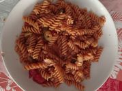 Una foto de fideo con caballa en lata