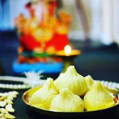 કાજુમાવા મોદક (Kaju Mawa Modak Recipe In Gujarati) રેસીપી મુખ્ય ફોટો