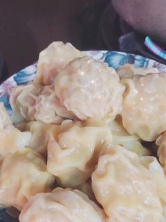 Hình của món Hoành thánh tôm thịt.