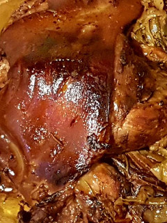Una foto de Codillo con doble Mostaza de Dijon, Miel y Cerveza en Crock pot