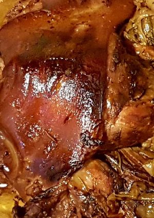 Una foto de Codillo con doble Mostaza de Dijon, Miel y Cerveza en Crock pot