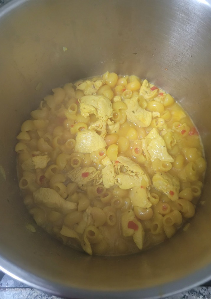 Una foto de Guiso de pollo con pasta