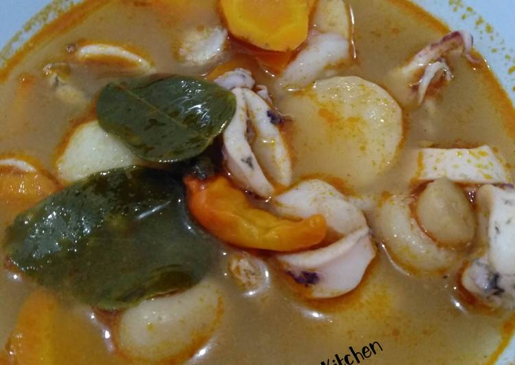 Bagaimana Menyiapkan Sup Tom Yum yang Lezat Sekali
