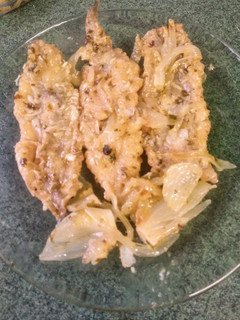 Una foto de Bacaladillas finas (Capelláns) con cebolla y Pebrella 🐟