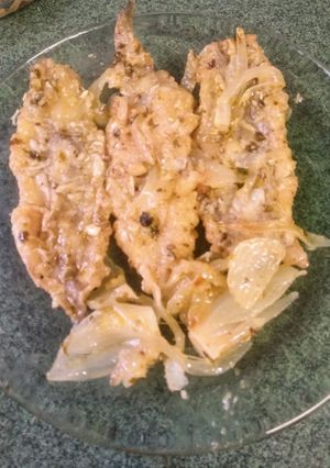 Una foto de Bacaladillas finas (Capelláns) con cebolla y Pebrella 🐟