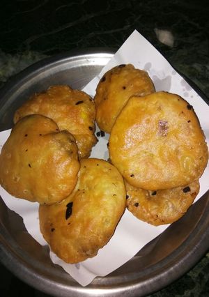 आलू प्याज़ की कचोरी (Aloo Pyaz ki kachori recipe in hindi) रेसिपी मुख्य फोटो