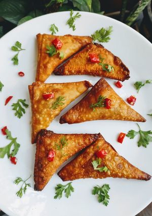 A picture of Mini onion samosa.