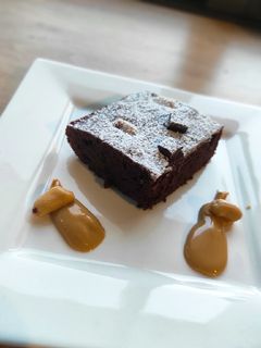 Una foto de Brownie de cacao y mantequilla de cacahuete