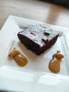 Una foto de Brownie de cacao y mantequilla de cacahuete