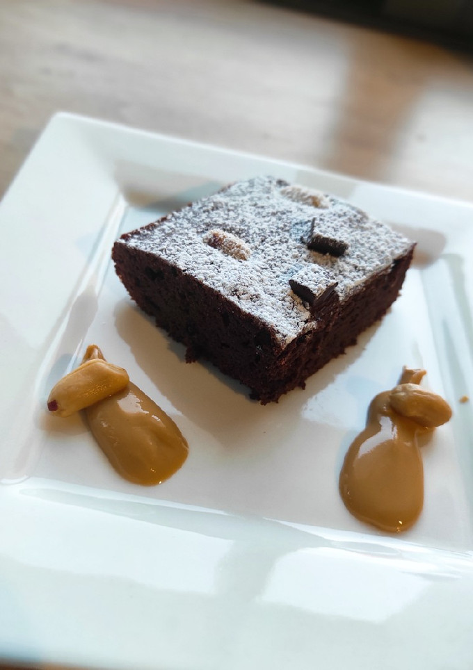 Una foto de Brownie de cacao y mantequilla de cacahuete