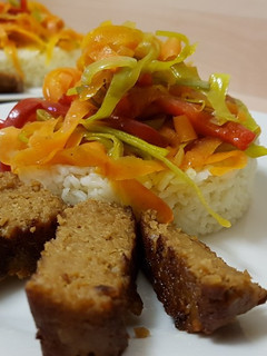 Una foto de Seitán con verduras en salsa terayaki