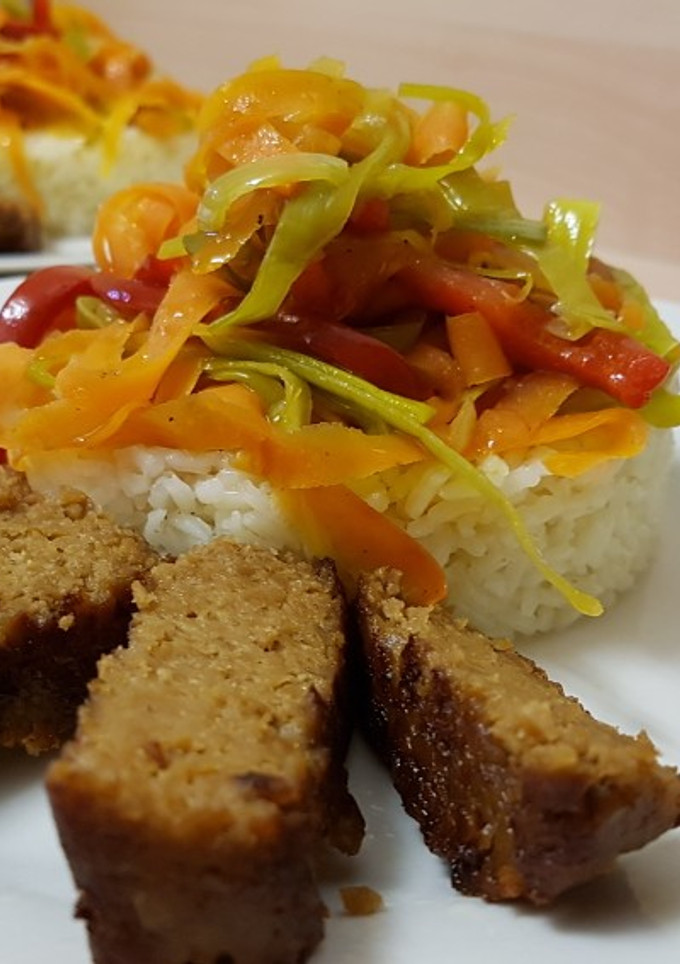 Una foto de Seitán con verduras en salsa terayaki