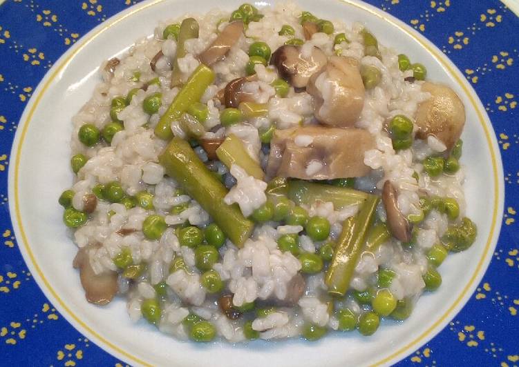 Risotto light con funghi porcini punte di asparagi e piselli