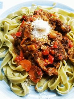 Una foto de Morcillo de Ternera en nido de fettuccini con salsa de gírgolas