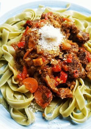 Foto principal de Morcillo de Ternera en nido de fettuccini con salsa de gírgolas