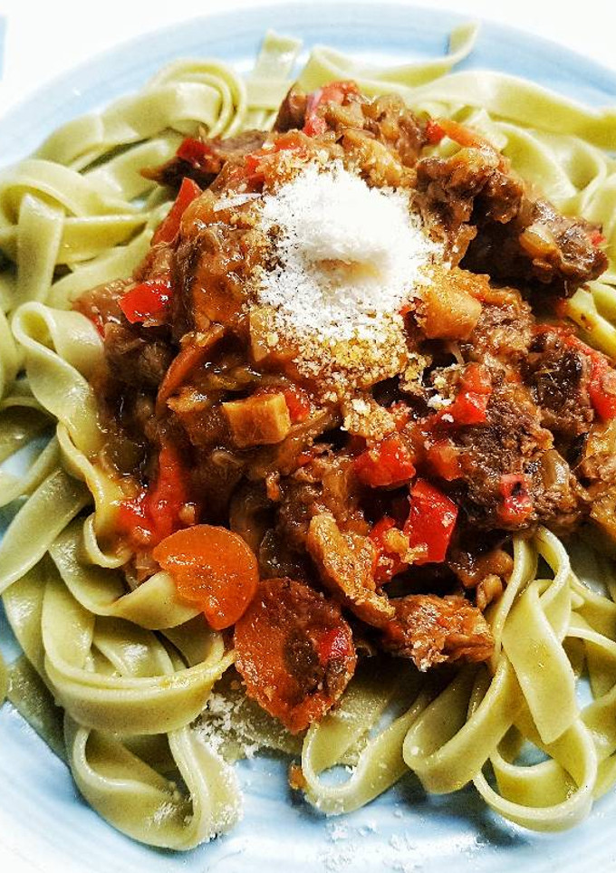 Una foto de Morcillo de Ternera en nido de fettuccini con salsa de gírgolas