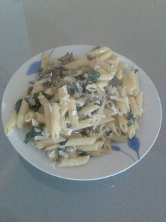 Una foto de Pasta con champiñones, espinacas y queso