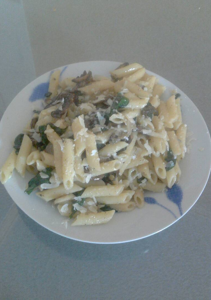 Una foto de Pasta con champiñones, espinacas y queso