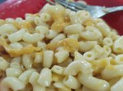 Una foto de macarrones con queso amarillo