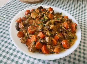 Une photo de Veau mijoté aux légumes et citron confit
