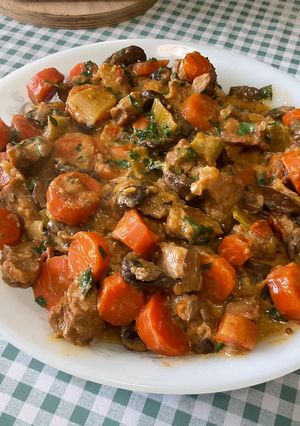 Une photo de Veau mijoté aux légumes et citron confit