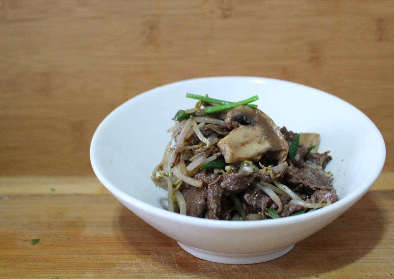 Carne con diente de dragón, champiñones y cebollín