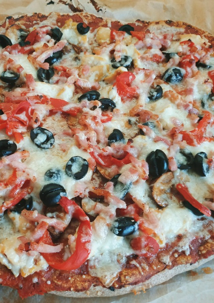 Una foto de Pizza con masa casera de harina de trigo y espelta integral