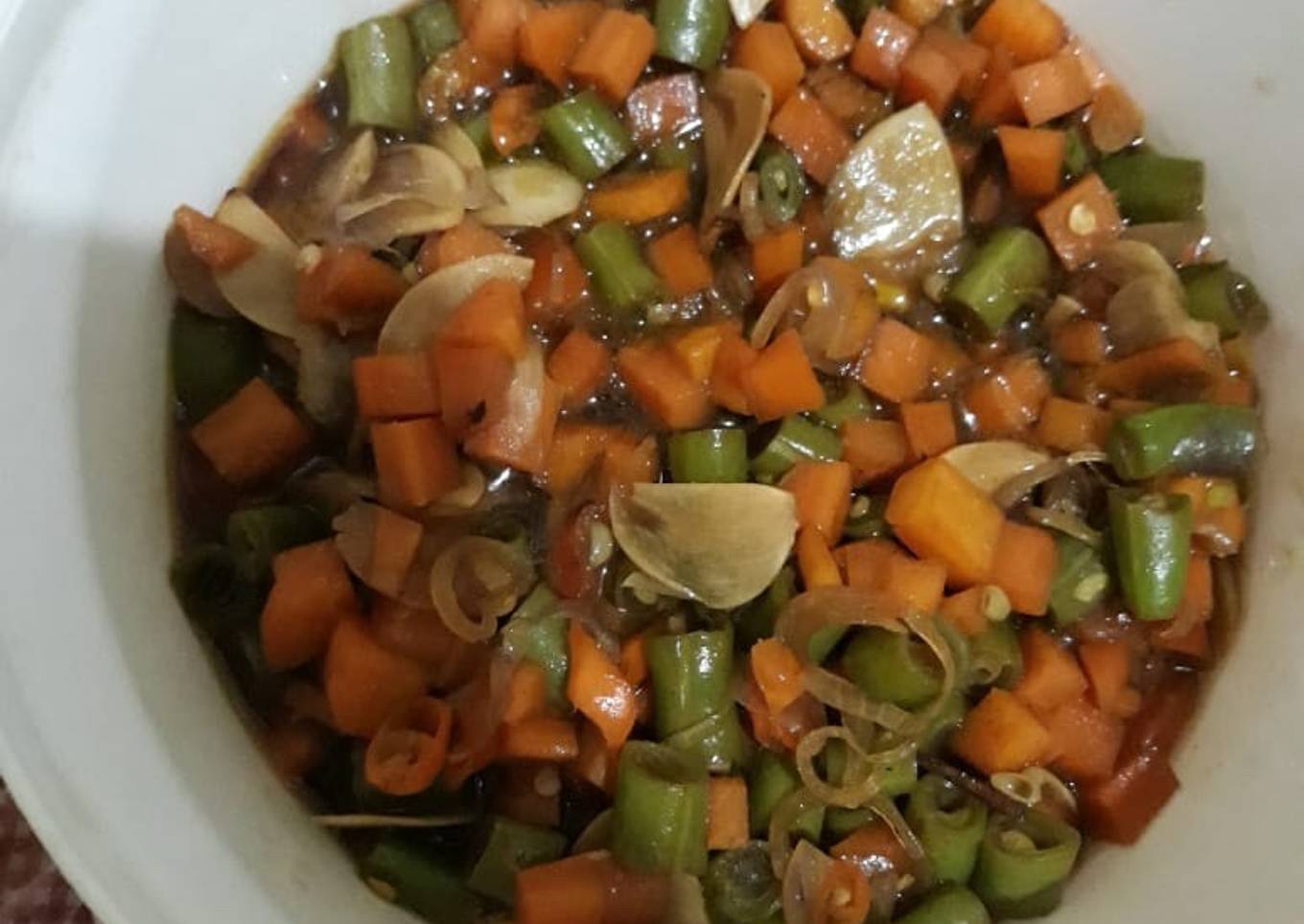 Kacang dan wortel dibuat di lemari es