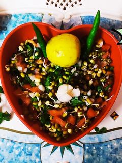 अंकुरित मूंग का सलाद (ankurit moong ka salad recipe in Hindi) रेसिपी मुख्य फोटो
