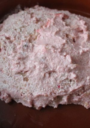 Una foto de Queso rojo de leche fresca con frutos secos