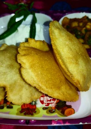 मैदे और रवे की पूरी (maide aur rave ki poori recipe in Hindi) रेसिपी मुख्य फोटो