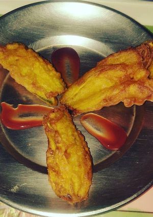 कद्दू के फूल के पकौड़े(kaddu ke phool ke pakode reci[pe in hindi) रेसिपी मुख्य फोटो