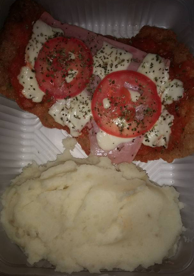 Una foto de Milanesa a la napolitana con puré