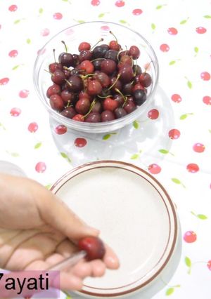 صورة لوصفة طريقة ازالة بذور الكرز(حب الملوك) بالستيلو فقط|| How to Pit Cherries